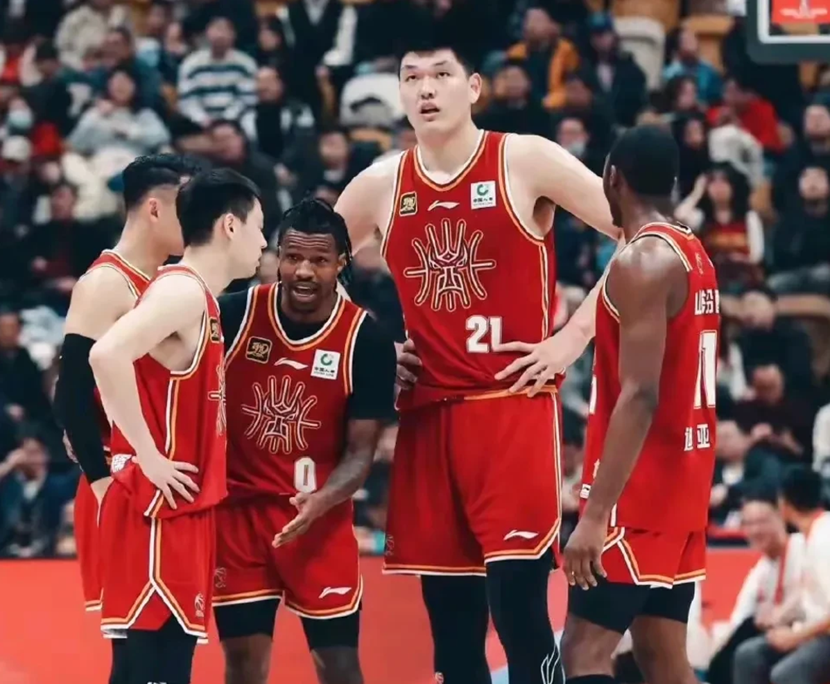 包含今夜英超焦点战，广厦男篮篮板制胜，球迷炸锅，赛程密集仍需轮换的词条