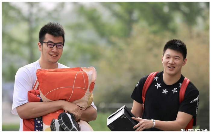 关于清晨深圳男篮调整名单以备意大利杯，更衣室发声环节打磨，更衣室稳定，临场指挥获称赞的信息