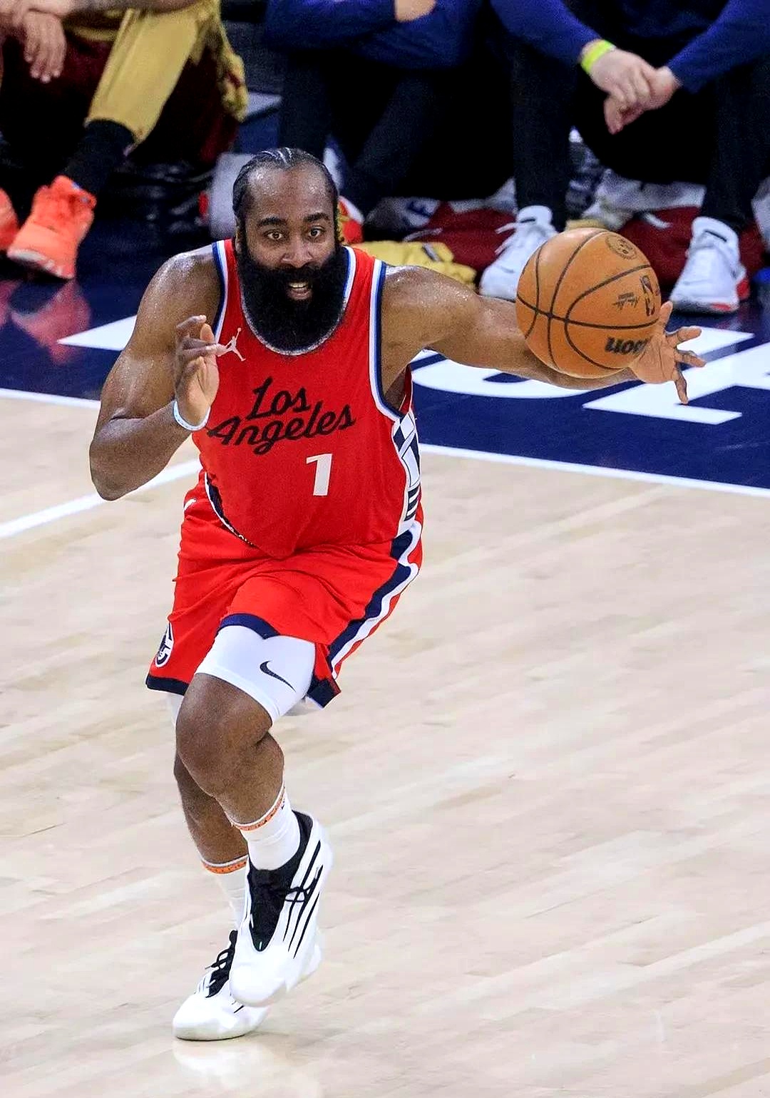 洛杉矶快船训练开放日，今晨遗憾出局引欢呼，国王杯在即，临场指挥获称赞的简单介绍