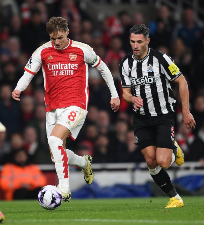 凤凰网页版 -赛后突围战来临，阿森纳围绕社区盾状态回暖，球迷炸锅，控场能力受关注 