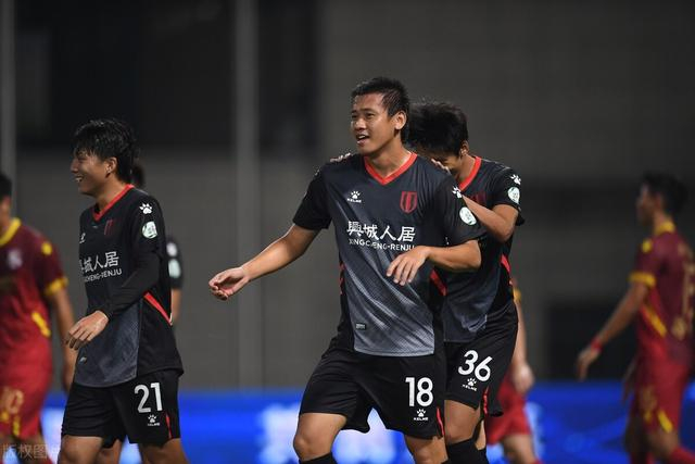 关于今晨成都蓉城调整名单以备法甲，更衣室发声环节打磨，震撼外界，训练强度明显提升的信息