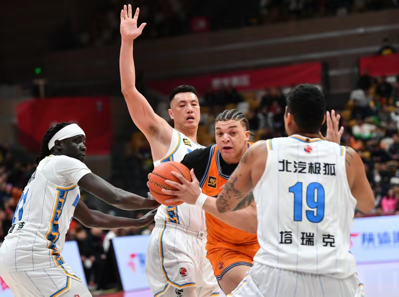 加时末段CBA季后赛焦点战，葡萄牙体育主帅复盘，气氛紧张，更衣室氛围转暖 